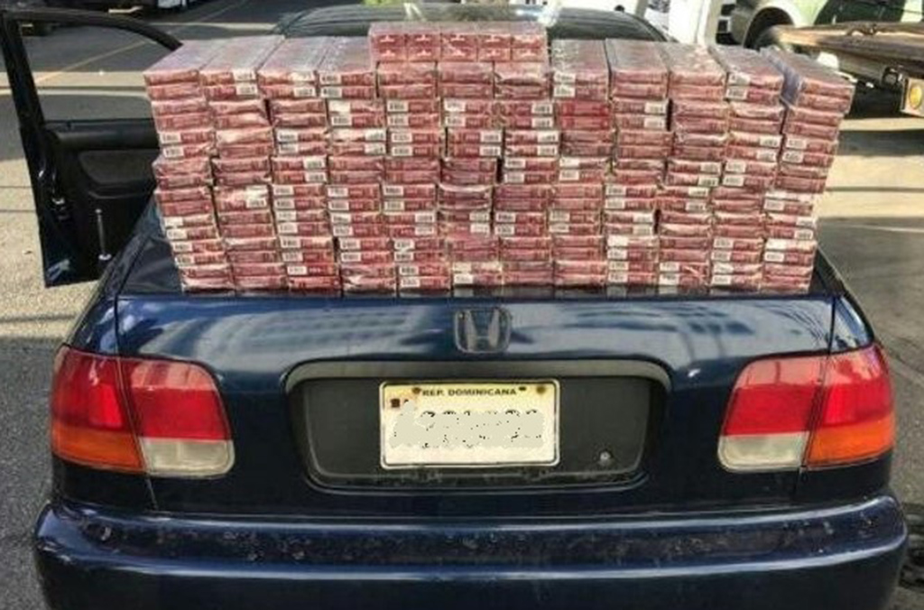 Paquetes de cigarrillos hallados ocultos dentro de un vehículo en la República Dominicana.